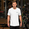 Aufschrift L.O.V.E auf weißem T-Shirt.