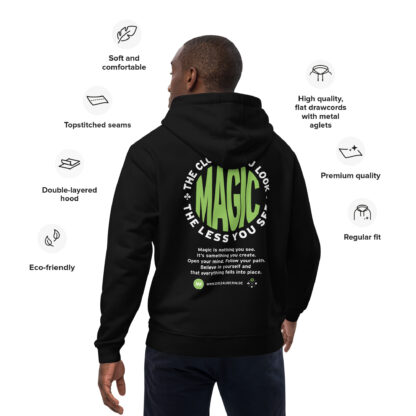 Der Hoodie, der mehr kann als nur warmhalten. „Magic is nothing you see, it's something you create.“ – Dieser Hoodie erinnert dich daran, dass wahre Magie von innen kommt. Du öffnest deinen Geist, folgst deinem eigenen Weg und vertraust darauf, dass sich alles fügt – wie von Zauberhand.